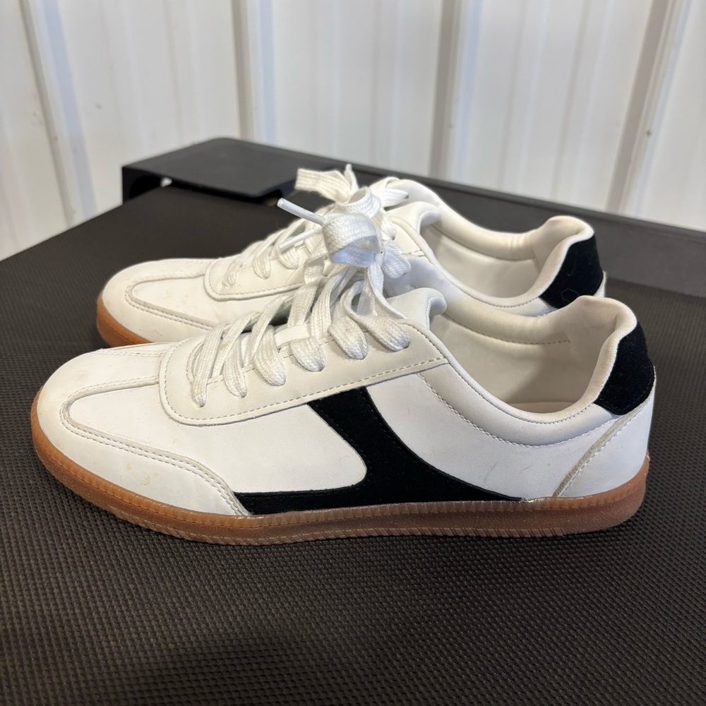 No Boundaries women lace up sneakers